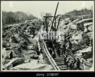 . Die Herstellung einer großen kanadischen Eisenbahn; die Geschichte der Suche und Entdeckung der Suche und Entdeckung der Route, Und die Konstruktion der fast fertig gestellten Grand Trunk Pacific Eisenbahn vom Atlantik zum Pazifik, mit einigen Bericht über die Nöte und mitreißenden Abenteuer seiner Konstrukteure in unerforschten Land. Auf der Portace die anstrengendste Phase der Vermessung in einem neuen Land wie dem unbekannten Ontariound Quebec ist die Beförderung von Waren, Bootsfahrten und Booten quer durch das Land. Die Gurte die Last von etwa einem Hundertgewicht auf den Rücken, während die Kanus sind Griff Stockfoto