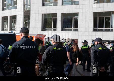 Polizeiblockade Am Stopera-Gebäude Während Des Extinction Rebellion Gruppe Auf Dem Stopera Platz In Amsterdam Niederlande 7-9-2020 Stockfoto