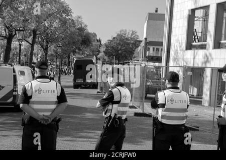 Polizeiblockade Am Stopera-Gebäude Während Des Extinction Rebellion Gruppe Auf Dem Stopera Platz In Amsterdam Niederlande 7-9-2020 Stockfoto