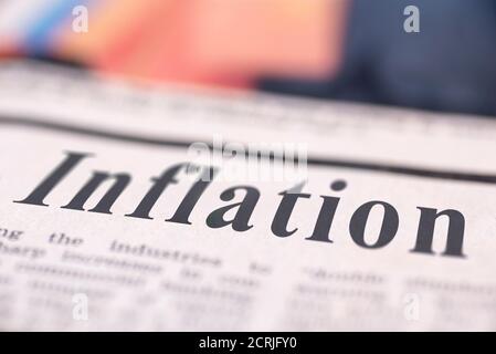 Inflation schriftliche Zeitung Nahaufnahme zum Text. Stockfoto