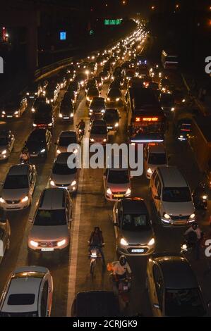 Blick auf den Stau in der Nacht vom Dach der Brücke. Stockfoto