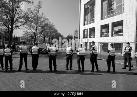 Polizeiblockade Am Stopera-Gebäude Während Des Extinction Rebellion Gruppe Auf Dem Stopera Platz In Amsterdam Niederlande 7-9-2020 Stockfoto