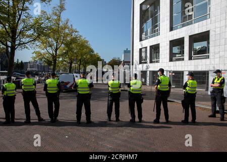 Polizeiblockade Am Stopera-Gebäude Während Des Extinction Rebellion Gruppe Auf Dem Stopera Platz In Amsterdam Niederlande 7-9-2020 Stockfoto