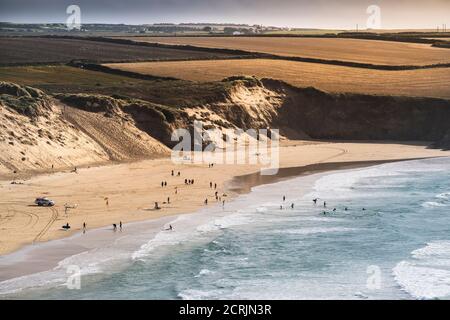 Abendlicht über dem preisgekrönten Crantock Beach in Newquay in Cornwall. Stockfoto