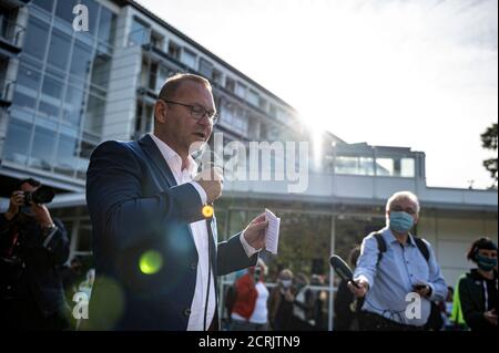 Potsdam, Deutschland. September 2020. Frank Werneke, Vorsitzender von Verdi, gibt vor Beginn der 2. Tarifverhandlungsrunde im öffentlichen Sektor auf Bundes- und kommunaler Ebene eine Erklärung ab. Quelle: Fabian Sommer/dpa/Alamy Live News Stockfoto