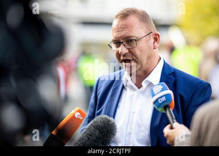 Potsdam, Deutschland. September 2020. Frank Werneke, Vorsitzender von Verdi, gibt vor Beginn der 2. Tarifverhandlungsrunde im öffentlichen Sektor auf Bundes- und kommunaler Ebene eine Erklärung ab. Quelle: Fabian Sommer/dpa/Alamy Live News Stockfoto