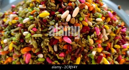 Indische Vielfalt an traditionellen Mund Freshener Fenchel Obst Geschmack auf bunten Zutaten. Stockfoto