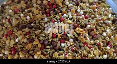 Indische Vielfalt an traditionellen Mund Freshener Fenchel Obst Geschmack auf bunten Zutaten. Stockfoto