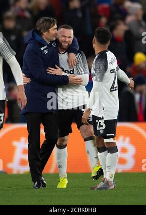 Wayne Rooney von Derby County feiert den Sieg bei der Schlusspfeife mit Derby-Manager Phillip Cocu BILDNACHWEIS : © MARK PAIN / ALAMY STOCK PHOTO Stockfoto