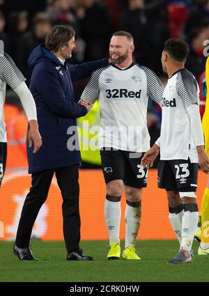 Wayne Rooney von Derby County feiert den Sieg bei der Schlusspfeife mit Derby-Manager Phillip Cocu BILDNACHWEIS : © MARK PAIN / ALAMY STOCK PHOTO Stockfoto