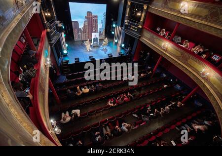 Hamburg, Deutschland. September 2020. Hadnet Tesfai (l.), Moderatorin und Jurymitglied Melanie C, Sängerin aus Großbritannien, sitzen im St.-Pauli-Theater während der Verleihung des Anchor Award des Reeperbahn Festivals auf der Bühne. Auf dem Monitor in der Mitte ist Jury-Mitglied Tony Visconti, US-amerikanischer Musikproduzent, live aus New York Credit: Georg Wendt/dpa/Alamy Live News Stockfoto