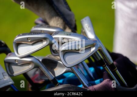 Golfschläger Bügeleisen in der Tasche auf dem Golfplatz Stockfoto