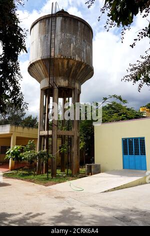 Overhead Water Storage Tank steht für sich diese Tanks sind Über dem Kopf, der auf einem bestimmten aufgebaut ist Höhe Stockfoto