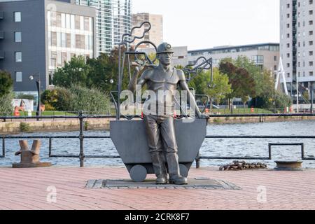 Von Pit nach Port, Bronzestatue eines walisischen Kohlebergarbeiters, von John Clinch, Cardiff Bay, Cardiff, Wales, Vereinigtes Königreich. Stockfoto