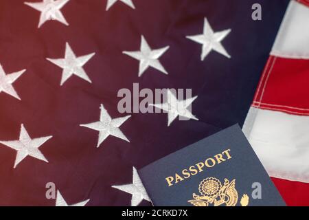 Vereinigte Staaten Pässe auf der amerikanischen Flagge platziert Stockfoto