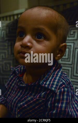 Ein Fotoshooting von niedlichen indischen Baby. Stockfoto