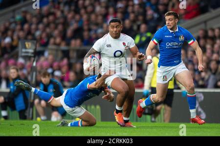 Der englische Manu Tuilagi bricht durch, um seinen Versuch zu machen. England gegen Italien. Sechs Nationen. BILDNACHWEIS : © MARK PAIN / ALAMY STOCK FOTO Stockfoto