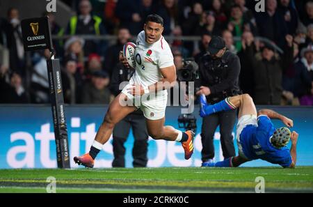 Der englische Manu Tuilagi bricht durch, um seinen Versuch zu machen. England gegen Italien. Sechs Nationen. BILDNACHWEIS : © MARK PAIN / ALAMY STOCK FOTO Stockfoto