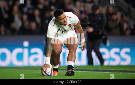 Der englische Manu Tuilagi bricht durch, um seinen Versuch zu machen. England gegen Italien. Sechs Nationen. BILDNACHWEIS : © MARK PAIN / ALAMY STOCK FOTO Stockfoto