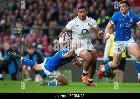 Der englische Manu Tuilagi bricht durch, um seinen Versuch zu machen. England gegen Italien. Sechs Nationen. BILDNACHWEIS : © MARK PAIN / ALAMY STOCK FOTO Stockfoto