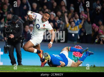 Der englische Manu Tuilagi bricht durch, um seinen Versuch zu machen. England gegen Italien. Sechs Nationen. BILDNACHWEIS : © MARK PAIN / ALAMY STOCK FOTO Stockfoto