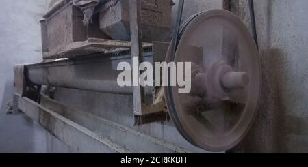 Eine alte rostige Maschine Bandwerkzeug auf Reis Mühle ausgesetzt. Stockfoto