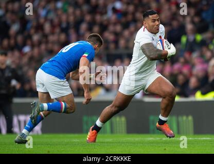 Der englische Manu Tuilagi bricht durch, um seinen Versuch zu machen. England gegen Italien. Sechs Nationen. BILDNACHWEIS : © MARK PAIN / ALAMY STOCK FOTO Stockfoto