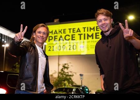 Der Gründer von Peace One Day, Jeremy Gilley (links), und der Radiomoderator und Moderator Roman Kemp, enthüllen die Friedensbotschaft von Lipton and Peace One Day, während sie den Bahnhof London Bridge zum Internationalen Tag des Friedens, der am Montag, dem 21. September in London stattfindet, beleuchtet. Stockfoto