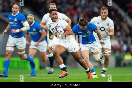 Der englische Manu Tuilagi bricht durch, um seinen Versuch zu machen. England gegen Italien. Sechs Nationen. BILDNACHWEIS : © MARK PAIN / ALAMY STOCK FOTO Stockfoto