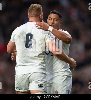 Der englische Manu Tuilagi bricht durch, um seinen Versuch zu machen. England gegen Italien. Sechs Nationen. BILDNACHWEIS : © MARK PAIN / ALAMY STOCK FOTO Stockfoto