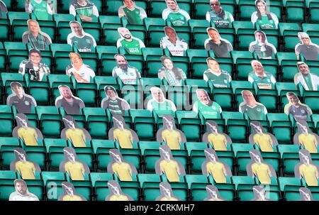 Gesamtansicht von Kartonausschnittfans vor dem schottischen Premiership-Spiel in der Easter Road, Edinburgh. Stockfoto