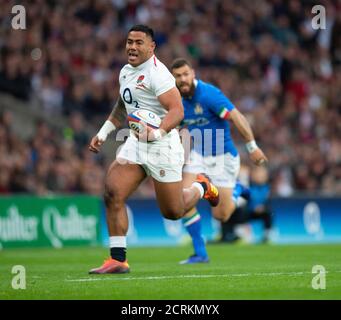 Der englische Manu Tuilagi bricht durch, um seinen Versuch zu machen. England gegen Italien. Sechs Nationen. BILDNACHWEIS : © MARK PAIN / ALAMY STOCK FOTO Stockfoto