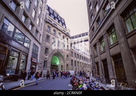 Der Haupteingang der LSE London School of Economics and Political Science in der Houghton Street in der Nähe des Aldwych im Zentrum von London. 17. November 1992. Foto: Neil Turner Stockfoto