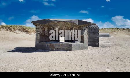Ein zerstörter deutscher Weltkrieg zwei atlantikwall Bunker in dänemark Mit blauem Himmel Stockfoto