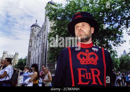 Yeoman Warder am Tower of London im Dienst mit Schulkindern und Touristen. 10. August 1993. Foto: Neil Turner Stockfoto