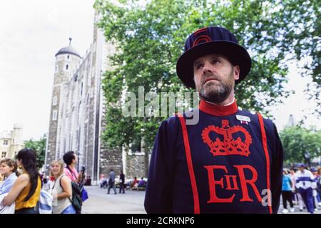 Yeoman Warder am Tower of London im Dienst mit Schulkindern und Touristen. 10. August 1993. Foto: Neil Turner Stockfoto