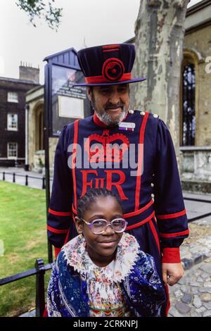 Yeoman Warder am Tower of London im Dienst mit Schulkindern und Touristen. 10. August 1993. Foto: Neil Turner Stockfoto