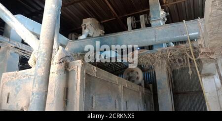 Eine alte rostige Reismühle Maschinen Rohrwerkzeug ausgesetzt, um den staubigen Hintergrund. Stockfoto