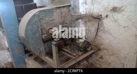 Eine alte rostige Reismühle Maschinen Gürtel Werkzeug ausgesetzt, um den staubigen Hintergrund. Stockfoto
