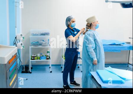 Chirurgen und Assistentin im Operationssaal Stockfoto