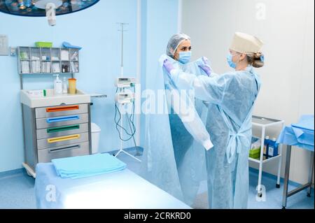 Chirurgen und Assistentin im Operationssaal Stockfoto