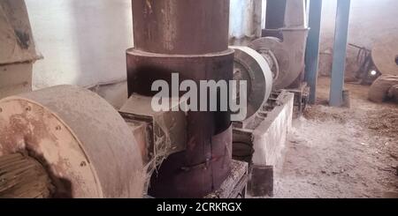 Eine alte rostige Reismühle Maschinenwerkzeug ausgesetzt, um den staubigen Hintergrund. Stockfoto