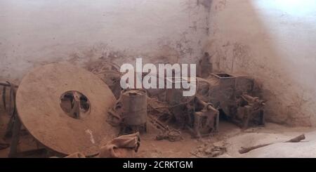 Eine alte rostige Reismühle Maschinen Werkzeug Müll ausgesetzt, um den staubigen Hintergrund. Stockfoto