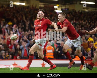 Wales' Josh Adams punktet ihr Spiel gewinnen zweite Halbzeit versuchen und feiert mit Liam Williams BILDNACHWEIS : © MARK PAIN / ALAMY STOCK FOTO Stockfoto