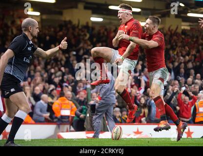 Wales' Josh Adams punktet ihr Spiel gewinnen zweite Halbzeit versuchen und feiert mit Liam Williams BILDNACHWEIS : © MARK PAIN / ALAMY STOCK FOTO Stockfoto