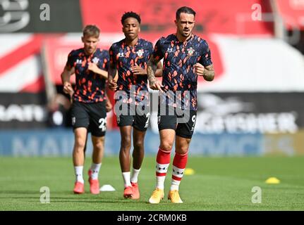 Southampton's Danny ings (rechts) erwärmt sich vor dem Eisabo während des Premier League-Spiels im St Mary's Stadium, Southampton. Stockfoto