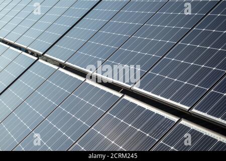 Photovoltaikzellen im Hintergrund oder Solarzellen Stockfoto