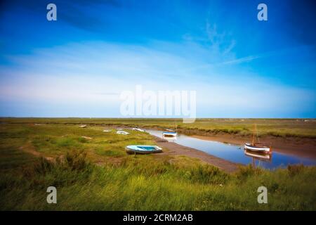 Boote an der Mündung des Blakeney Point, an der Küste in Norfolk, während die Flut ist. Stockfoto