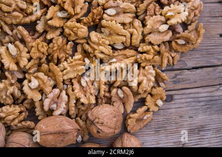 Ganze Walnüsse und Walnusskerne Stockfoto