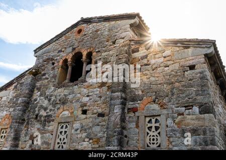 Kirche Sankt Peter von Nora (San Pedro de Nora) am Nora Fluss gelegen. Gebäude während des Spanischen Bürgerkrieges verbrannt und danach wieder aufgebaut. Sun setti Stockfoto